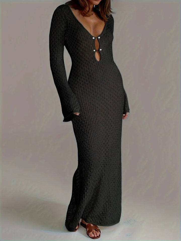 "Robe longue bohème crochet, col V, manches évasées, texture fluide, chic et élégante pour une allure estivale."