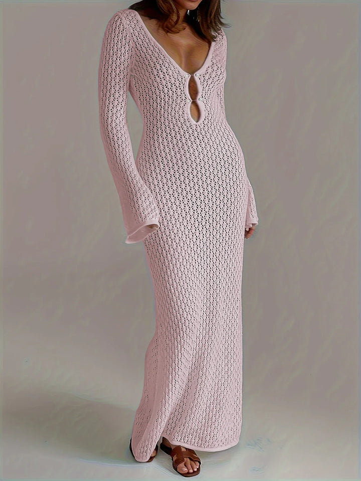 "Robe longue bohème crochet, col V, manches évasées, texture fluide, chic et élégante pour une allure estivale."