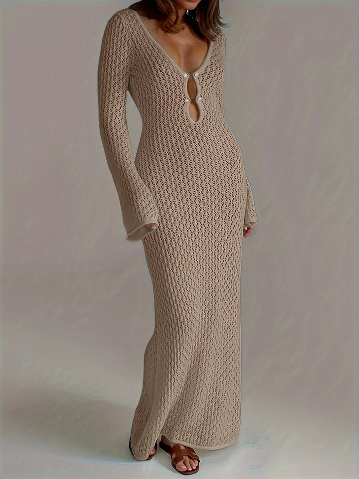 "Robe longue bohème crochet, col V, manches évasées, texture fluide, chic et élégante pour une allure estivale."