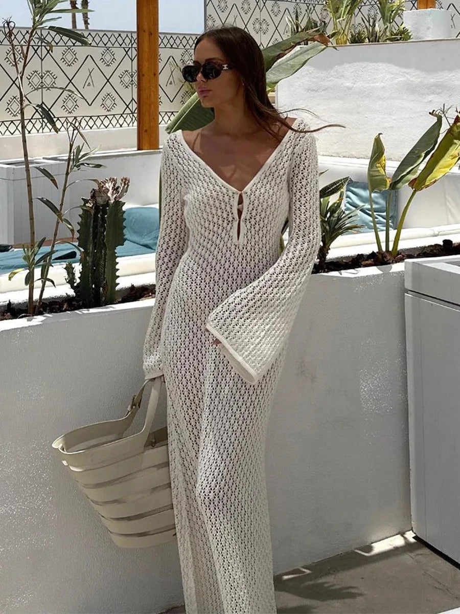 "Robe longue bohème crochet, col V, manches évasées, texture fluide, chic et élégante pour une allure estivale."