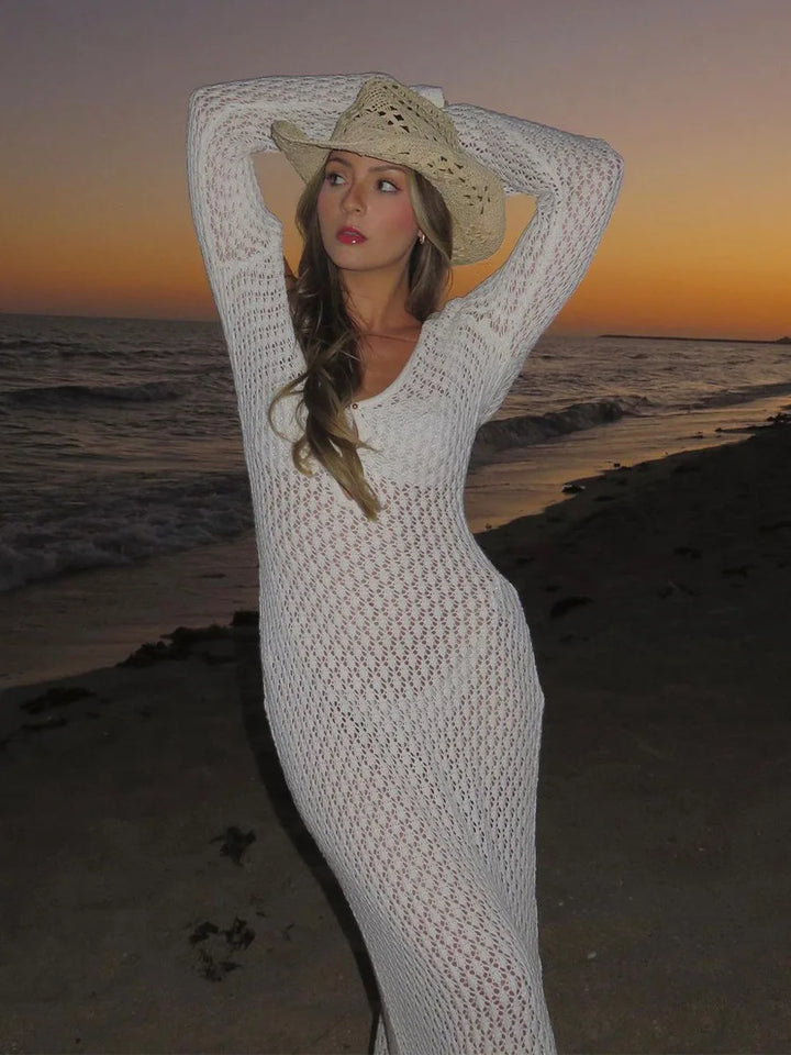 "Robe longue bohème crochet, col V, manches évasées, texture fluide, chic et élégante pour une allure estivale."