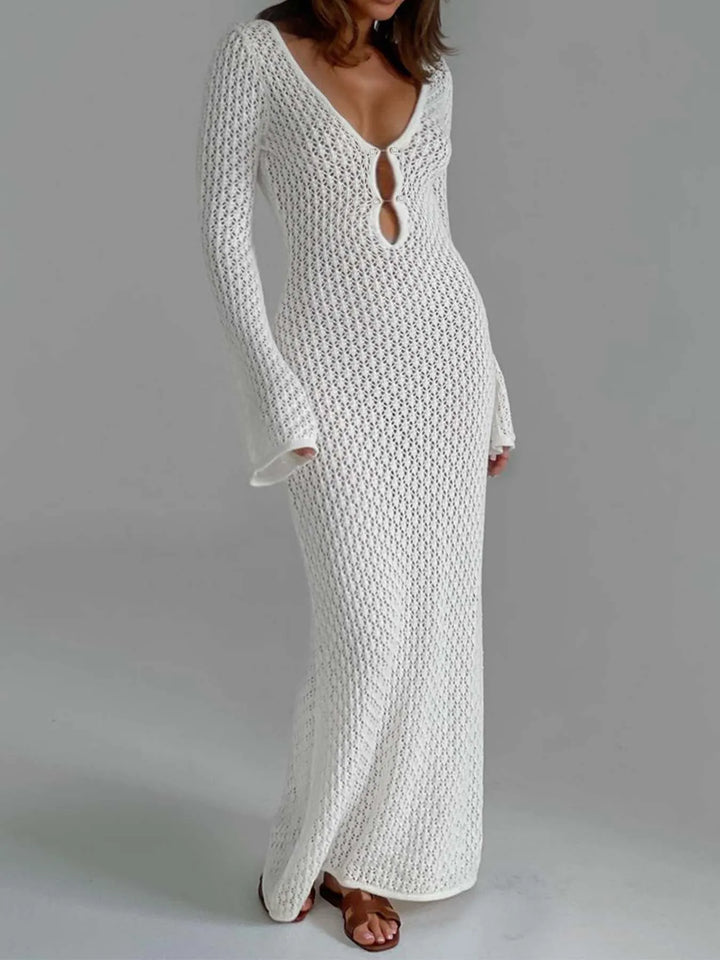 "Robe longue bohème crochet, col V, manches évasées, texture fluide, chic et élégante pour une allure estivale."