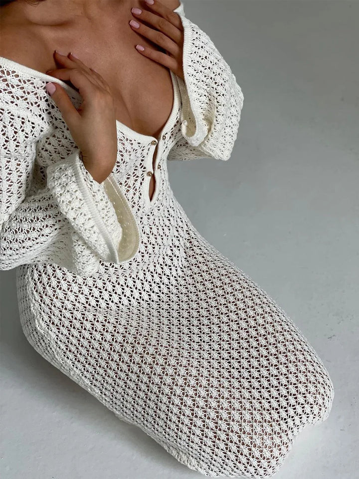 "Robe longue bohème crochet, col V, manches évasées, texture fluide, chic et élégante pour une allure estivale."