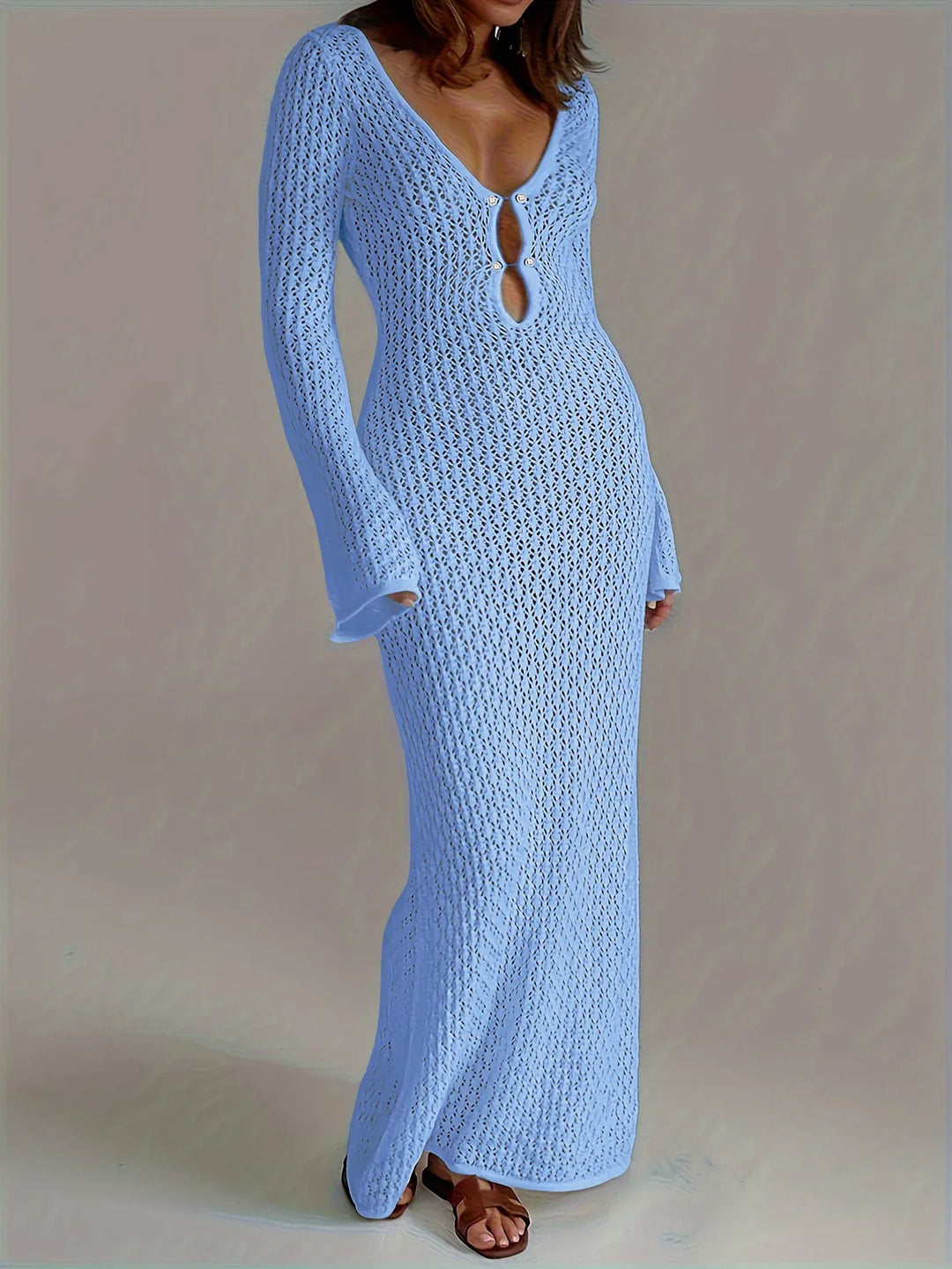 "Robe longue bohème crochet, col V, manches évasées, texture fluide, chic et élégante pour une allure estivale."