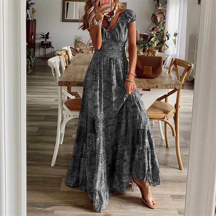 "Robe longue bohème femme élégante avec coupe près de la taille, tissu léger et fluide pour style chic et décontracté."