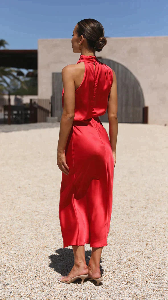 Robe cocktail femme, longue coupe brillante, ajoute une touche de glamour unique.