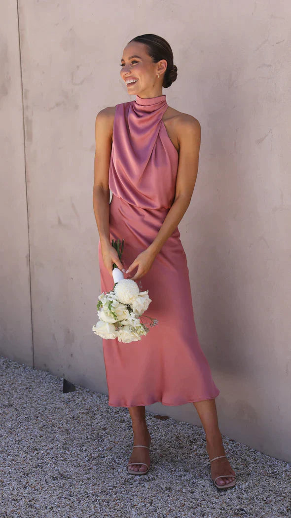 Pour femmes, robe longue brillante, idéale pour tout événement formel ou cocktail.