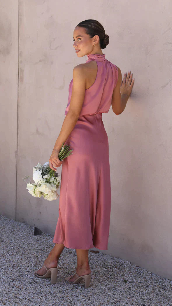 Robe de cérémonie longue et brillante, met en valeur la silhouette féminine.