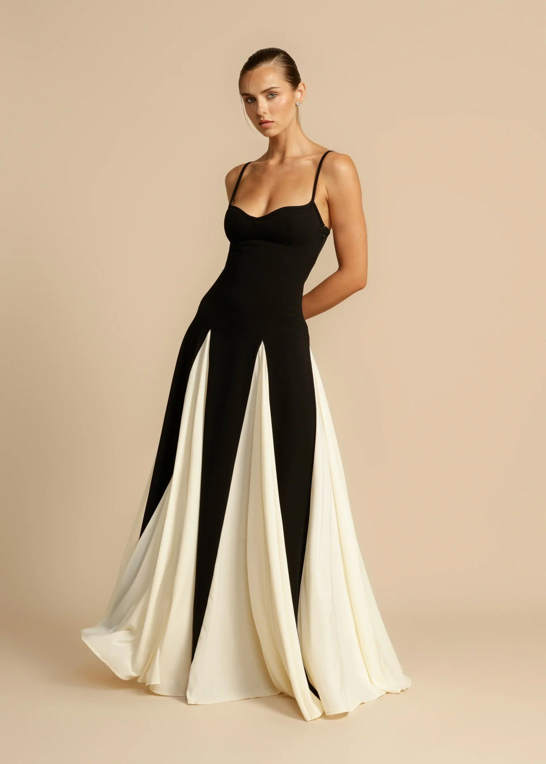 Robe longue colorée, style moderne et élégant. Coupe flatteuse, idéale pour toutes occasions.
