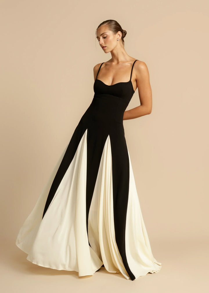 Robe longue colorée, style moderne et élégant. Coupe flatteuse, idéale pour toutes occasions.
