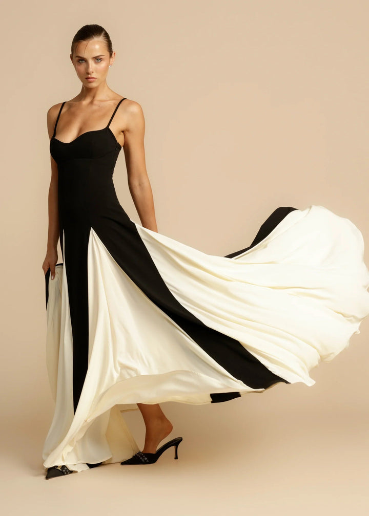 Robe longue colorée, style moderne et élégant. Coupe flatteuse, idéale pour toutes occasions.
