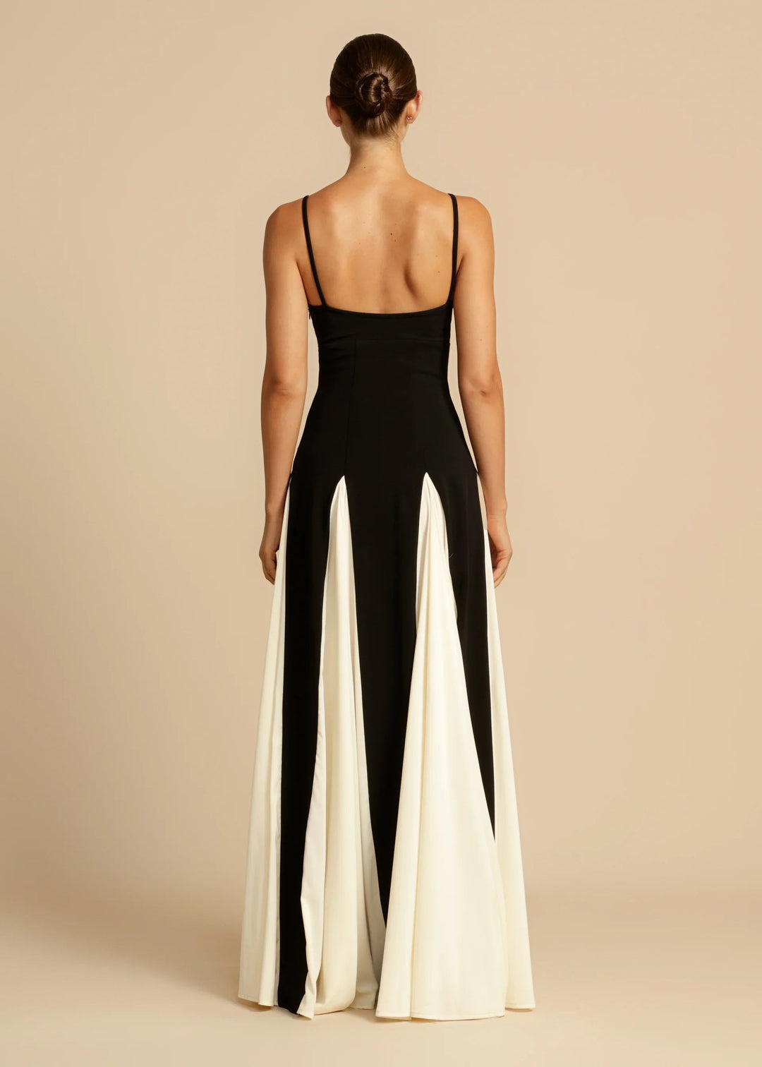 Robe longue colorée, style moderne et élégant. Coupe flatteuse, idéale pour toutes occasions.