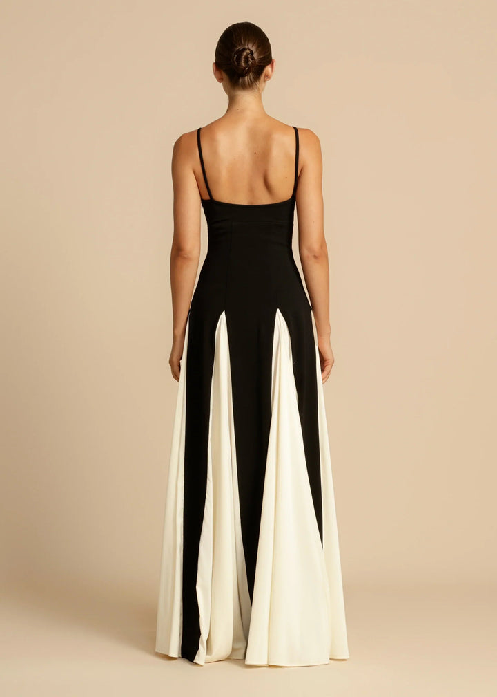 Robe longue colorée, style moderne et élégant. Coupe flatteuse, idéale pour toutes occasions.