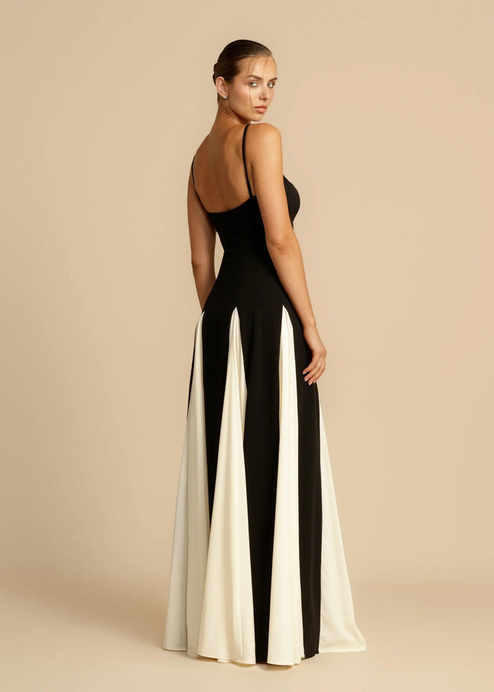 Robe longue colorée, style moderne et élégant. Coupe flatteuse, idéale pour toutes occasions.