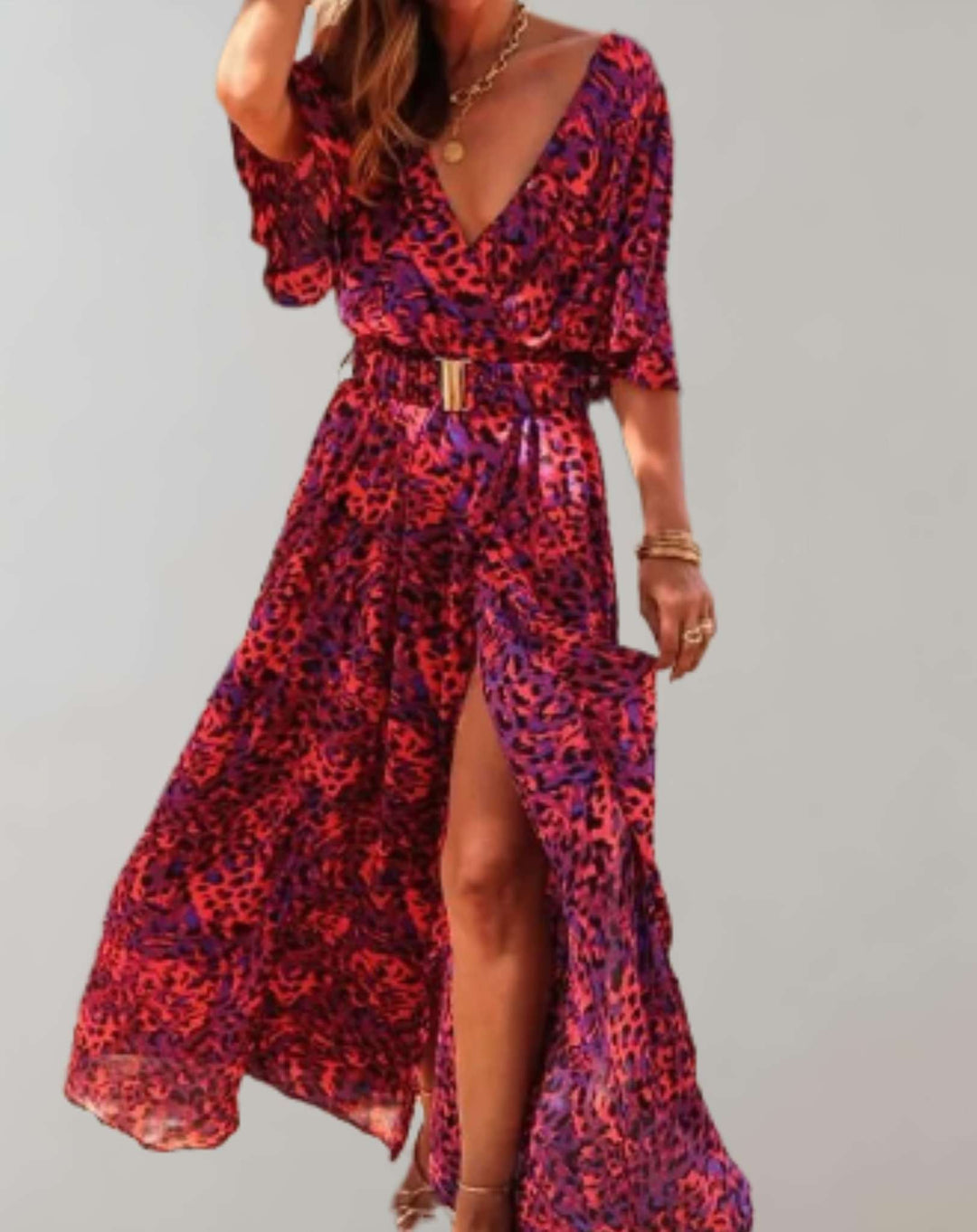 Femme marchant en robe longue décontractée fluide, alliant élégance et confort chic pour la mode estivale.