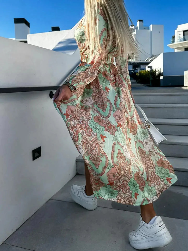 Robe fluide bohème femme, coupe longue, imprimé estival, parfaite pour un look décontracté chic en été.