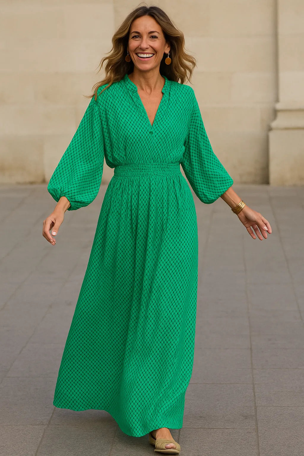 Robe longue d'été bohème verte pour femme. Style fluide, chic et confortable, idéale pour vacances estivales.