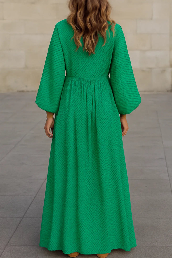 Robe femme longue vert, style bohème chic et fluide. Confortable et parfaite pour les vacances, la plage ou une sortie.