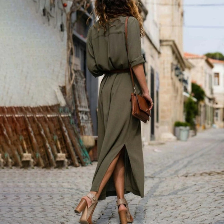 Look féminin : robe longue Dania fluide, manches longues, fendue, idéale pour cocktail ou tenue de jour.