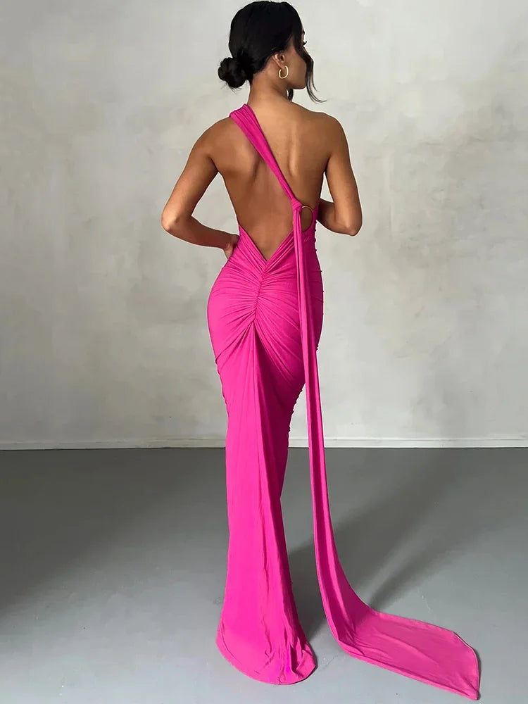 Robe longue élégante avec épaule oblique, noire, silhouette flatteuse et moderne, idéale pour événements chic.