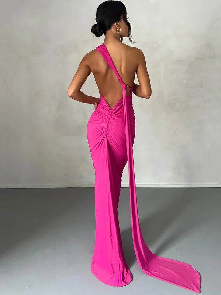 Robe longue élégante avec épaule oblique, noire, silhouette flatteuse et moderne, idéale pour événements chic.