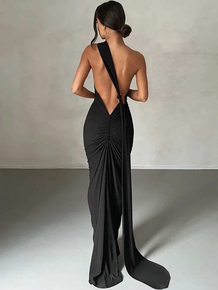 Robe longue élégante avec épaule oblique, noire, silhouette flatteuse et moderne, idéale pour événements chic.