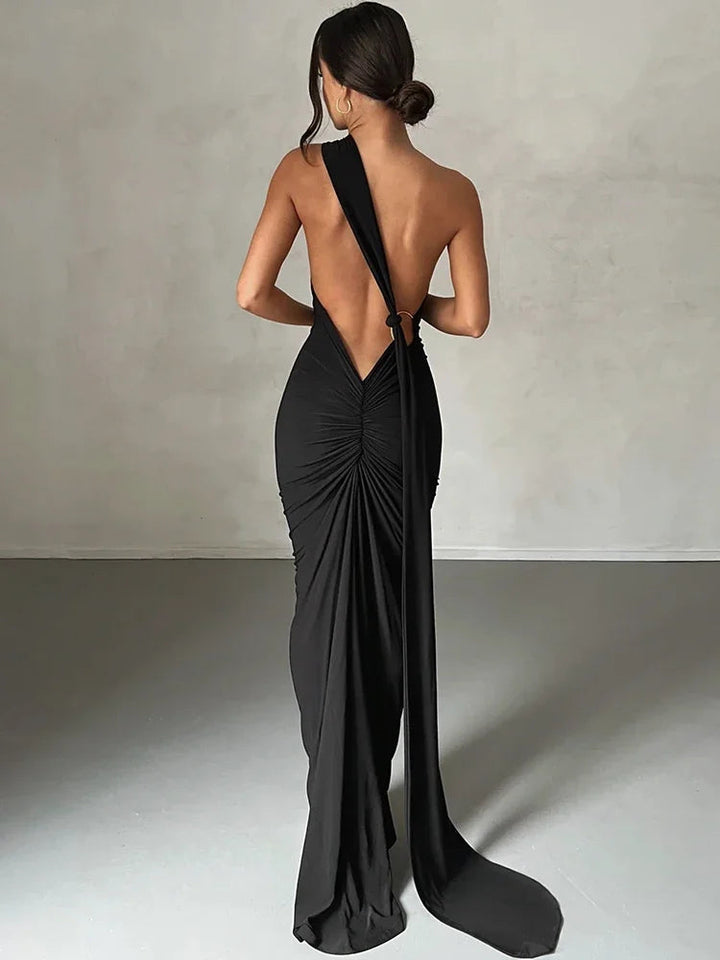 Robe longue élégante avec épaule oblique, noire, silhouette flatteuse et moderne, idéale pour événements chic.