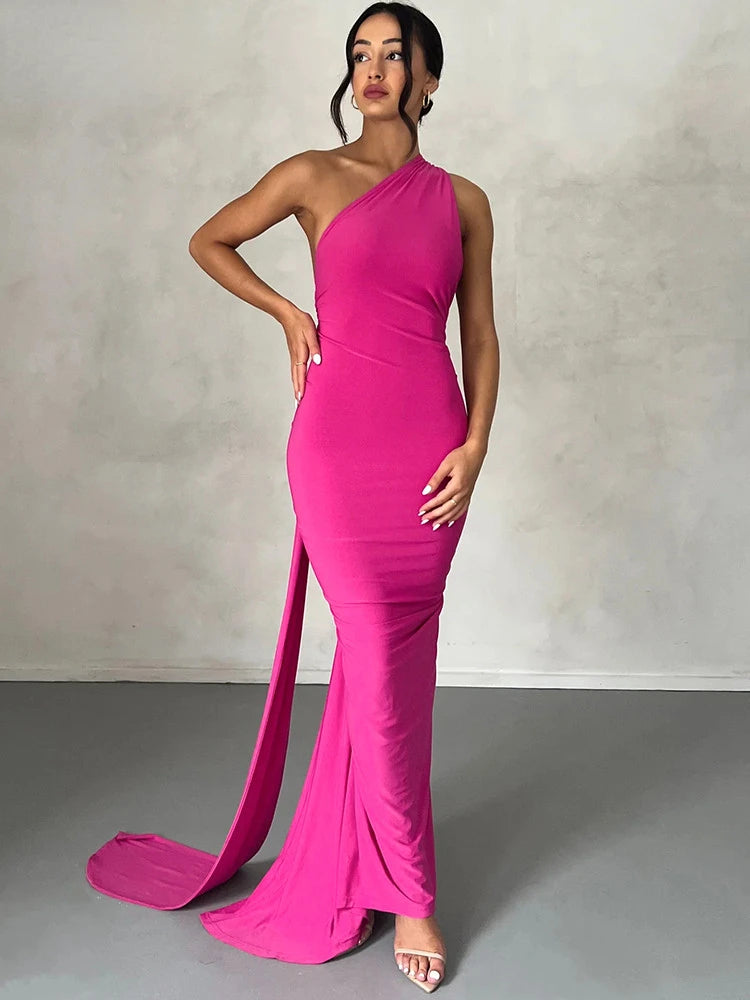 Robe longue élégante avec épaule oblique, noire, silhouette flatteuse et moderne, idéale pour événements chic.