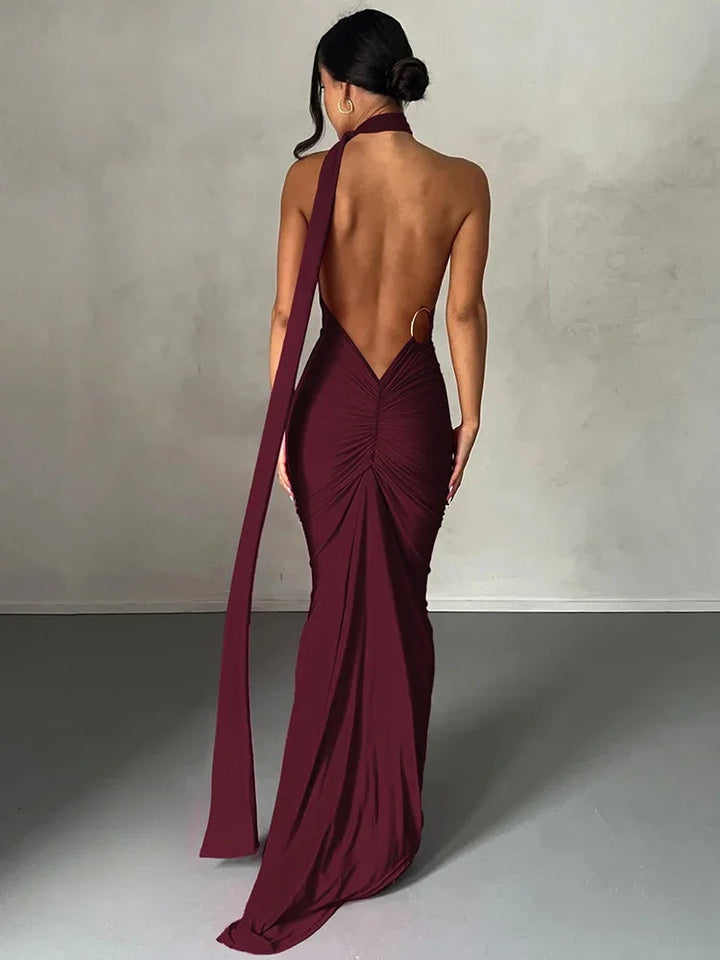 Robe longue élégante avec épaule oblique, noire, silhouette flatteuse et moderne, idéale pour événements chic.