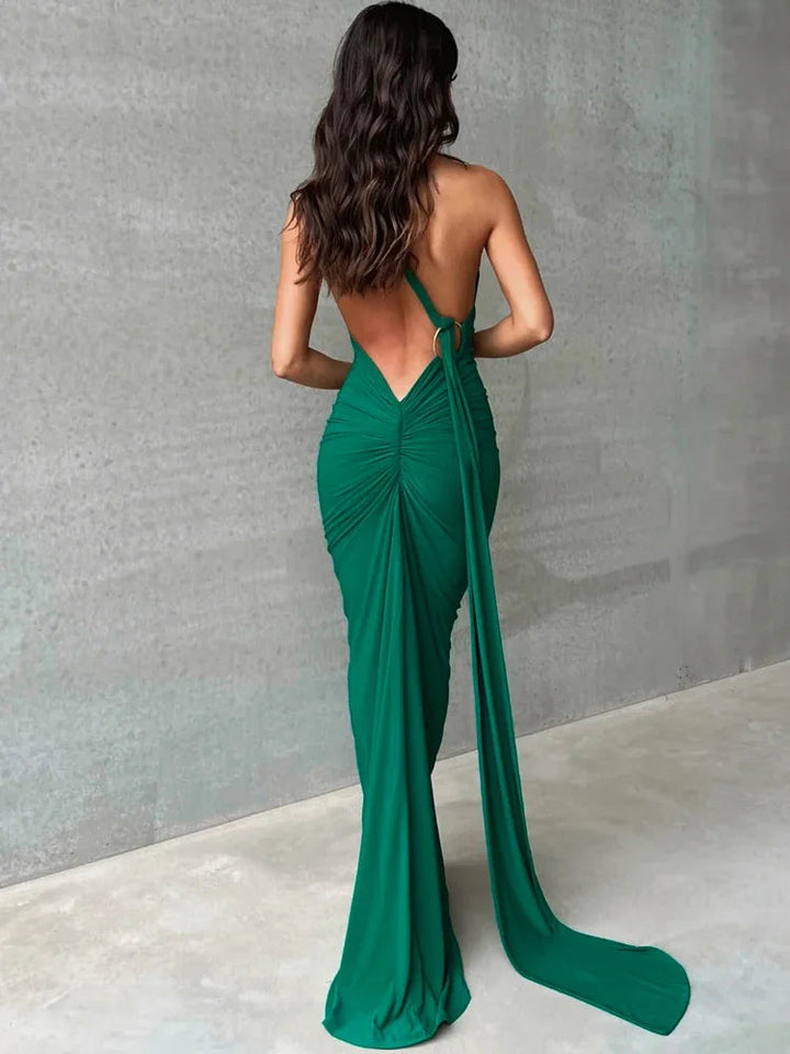 Robe longue élégante avec épaule oblique, noire, silhouette flatteuse et moderne, idéale pour événements chic.