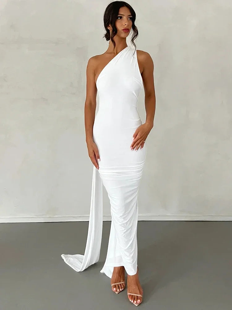 Robe longue élégante avec épaule oblique, noire, silhouette flatteuse et moderne, idéale pour événements chic.