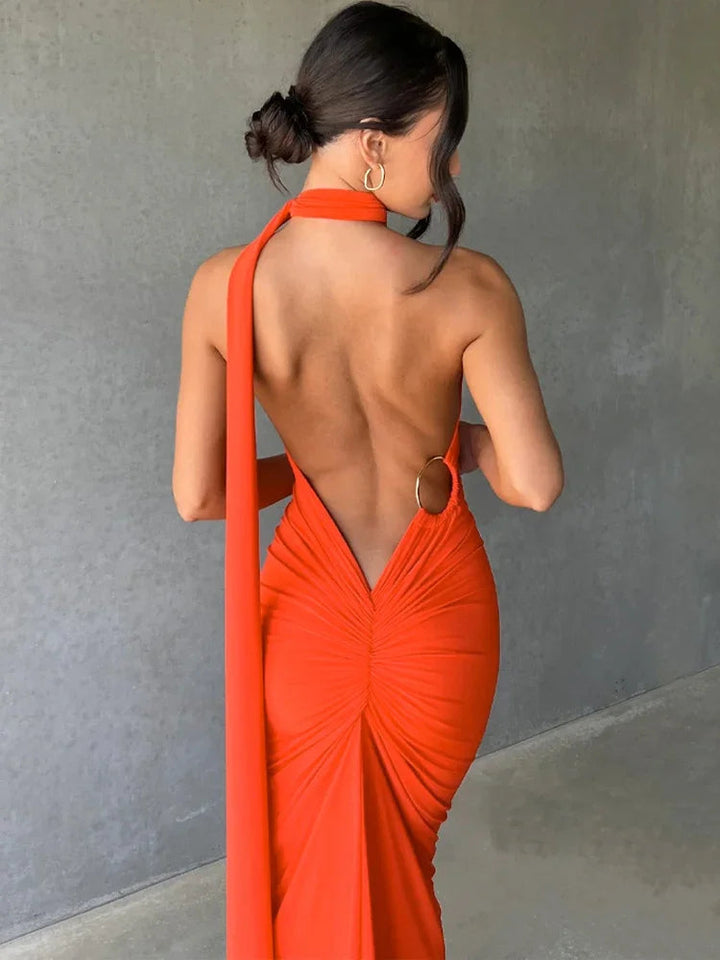 Robe longue élégante avec épaule oblique, noire, silhouette flatteuse et moderne, idéale pour événements chic.