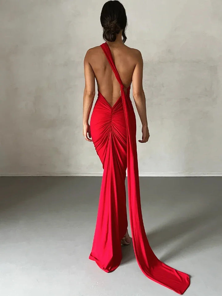 Robe longue élégante avec épaule oblique, noire, silhouette flatteuse et moderne, idéale pour événements chic.