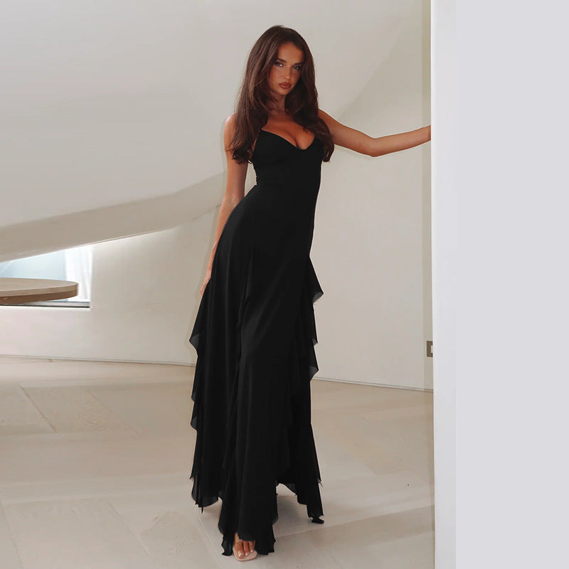 Robe longue élégante en noir avec fente et bretelles fines réglables, style féminin et sophistiqué pour occasions spéciales.