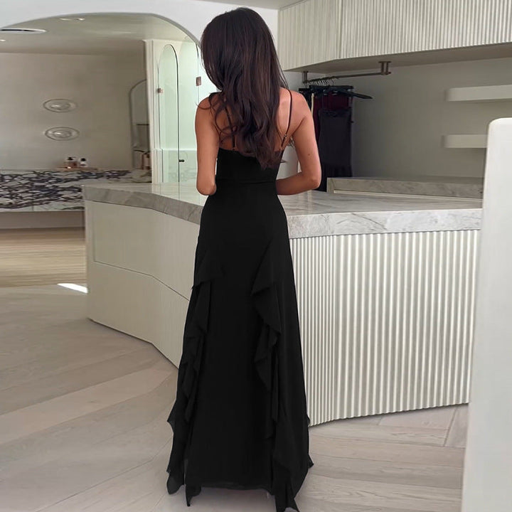 Robe longue élégante en noir avec fente et bretelles fines réglables, style féminin et sophistiqué pour occasions spéciales.