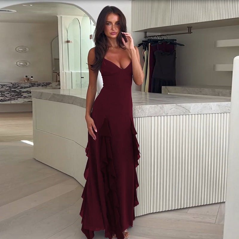 Robe longue élégante en noir avec fente et bretelles fines réglables, style féminin et sophistiqué pour occasions spéciales.