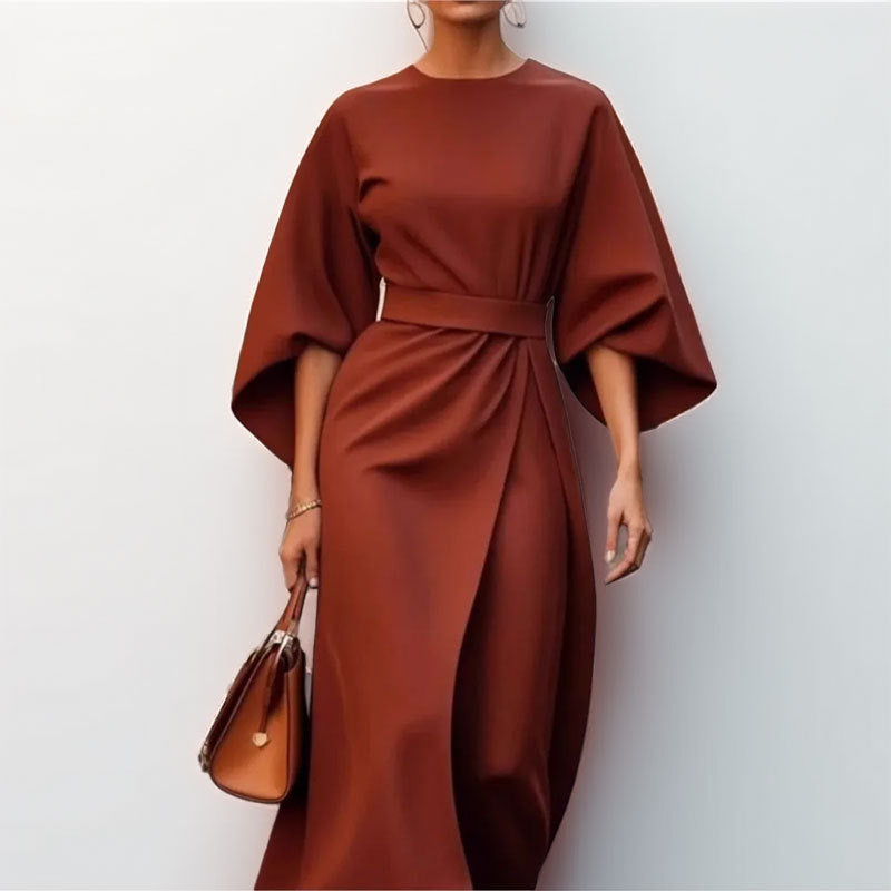 "Robe longue élégante femme, taille cintrée, drapé fluide, manches chauve-souris, idéale pour événements spéciaux."