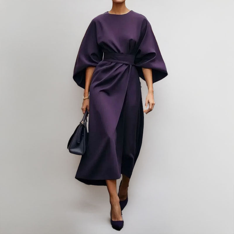 "Robe longue élégante femme, taille cintrée, drapé fluide, manches chauve-souris, idéale pour événements spéciaux."