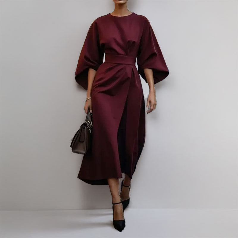 "Robe longue élégante femme, taille cintrée, drapé fluide, manches chauve-souris, idéale pour événements spéciaux."
