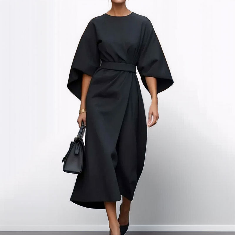 "Robe longue élégante femme, taille cintrée, drapé fluide, manches chauve-souris, idéale pour événements spéciaux."
