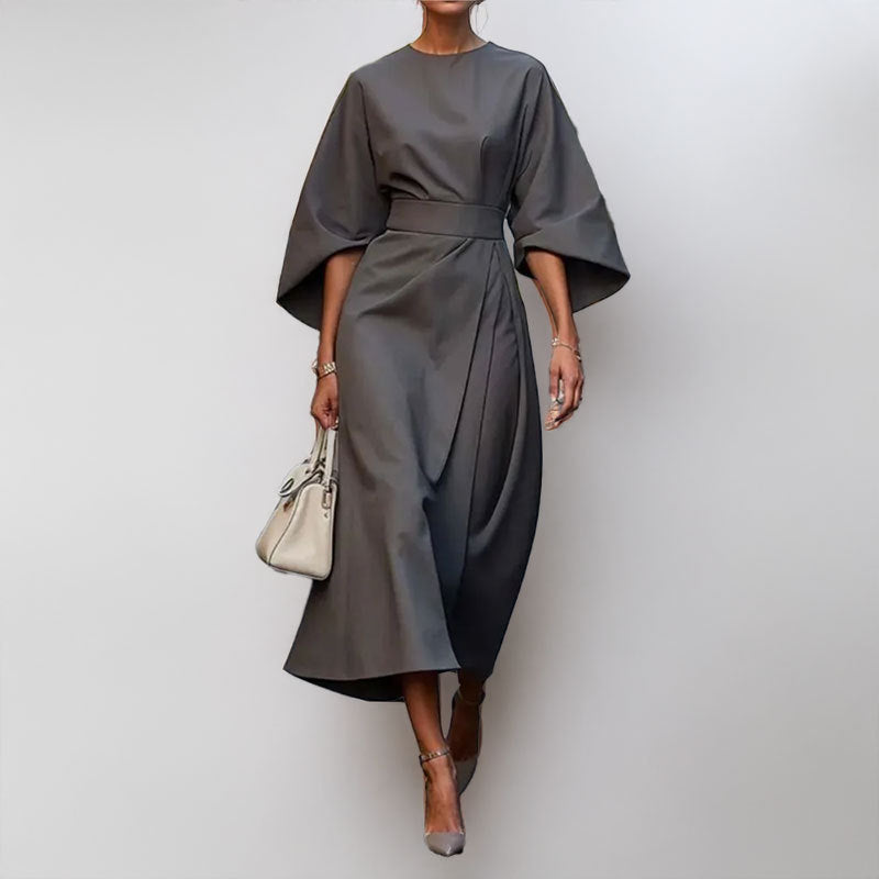 "Robe longue élégante femme, taille cintrée, drapé fluide, manches chauve-souris, idéale pour événements spéciaux."
