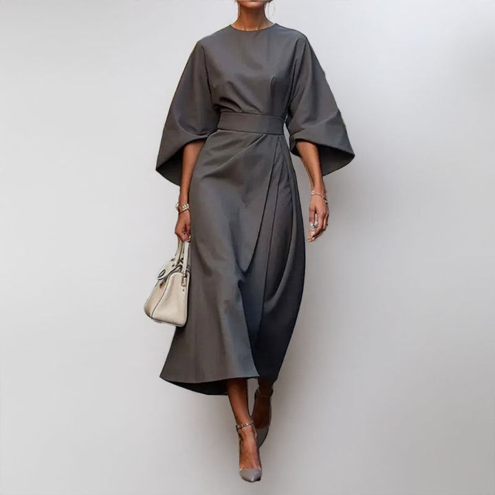"Robe longue élégante femme, taille cintrée, drapé fluide, manches chauve-souris, idéale pour événements spéciaux."