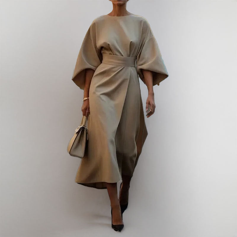 "Robe longue élégante femme, taille cintrée, drapé fluide, manches chauve-souris, idéale pour événements spéciaux."
