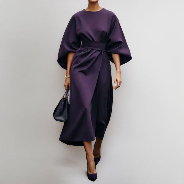 "Robe longue élégante femme, taille cintrée, drapé fluide, manches chauve-souris, idéale pour événements spéciaux."