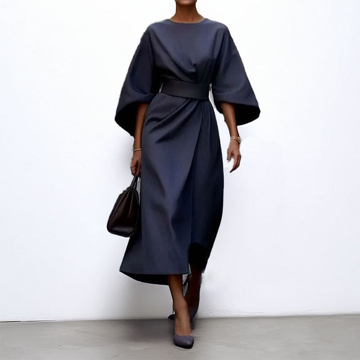 "Robe longue élégante femme, taille cintrée, drapé fluide, manches chauve-souris, idéale pour événements spéciaux."