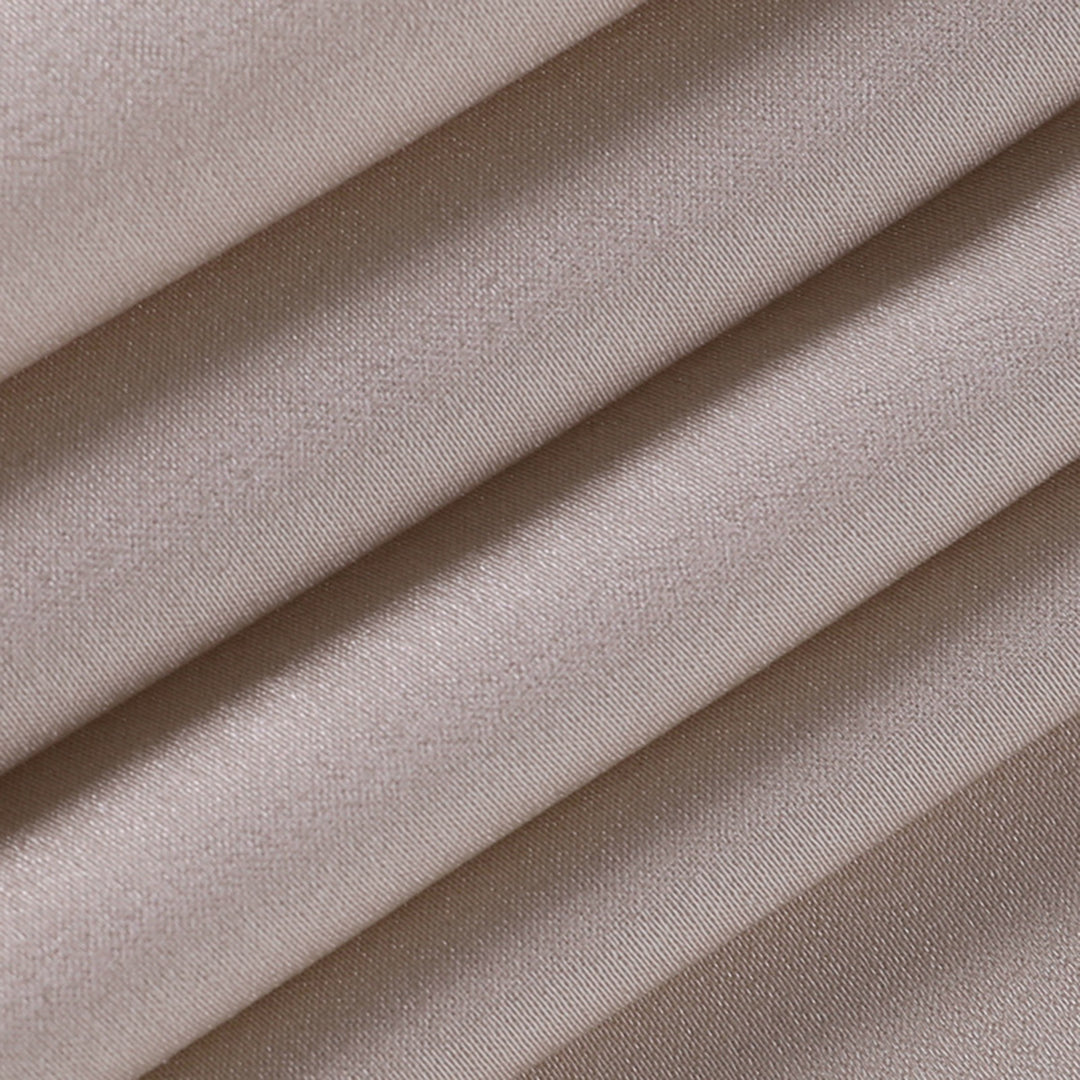 Robe longue élégante, fendue, coupe flatteuse.  Idéale pour soirées et occasions spéciales.