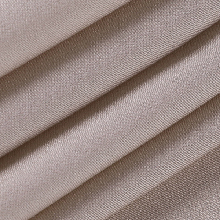 Robe longue élégante, fendue, coupe flatteuse.  Idéale pour soirées et occasions spéciales.