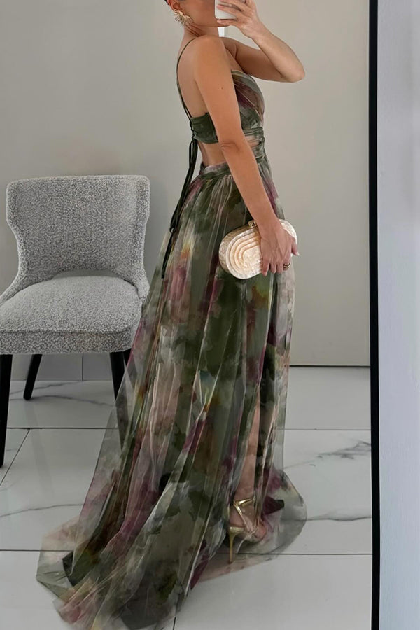 Robe longue élégante, imprimé chic, laçage raffiné.  Parfait pour les occasions spéciales.
