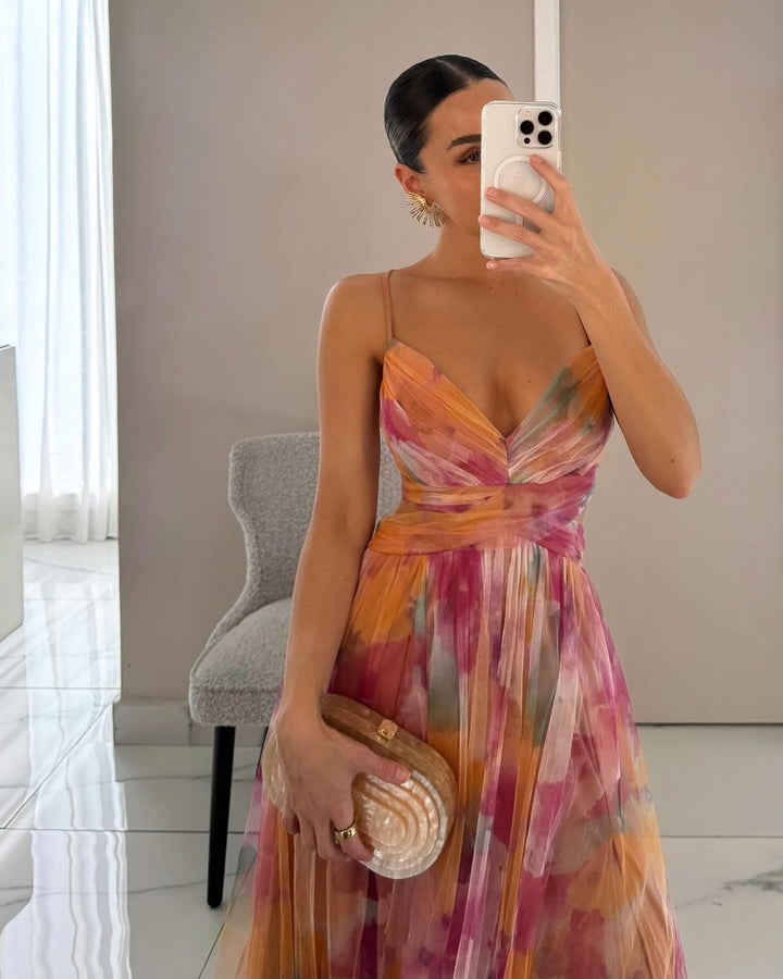 Robe longue élégante, imprimé chic, laçage raffiné.  Parfait pour les occasions spéciales.