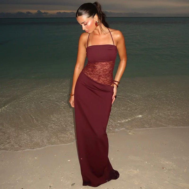 Robe longue en dentelle élégante, bretelles fines, détails raffinés, silhouette allongée, idéale pour soirées spéciales.